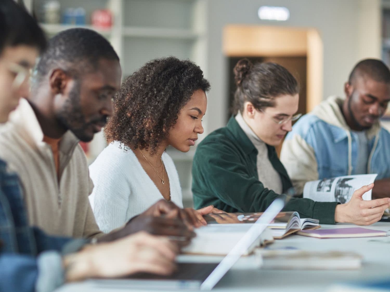 Estudantes do cursinho Antonieta de Barros estudando em grupo