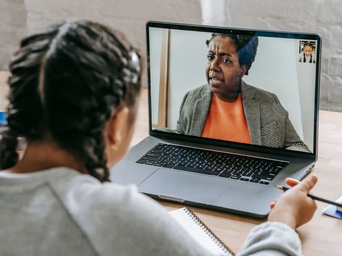 Estudante assistindo aula online do cursinho