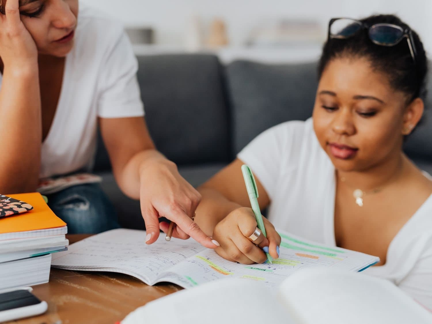 Estudante revisando conteúdo com apoio da metodologia do cursinho